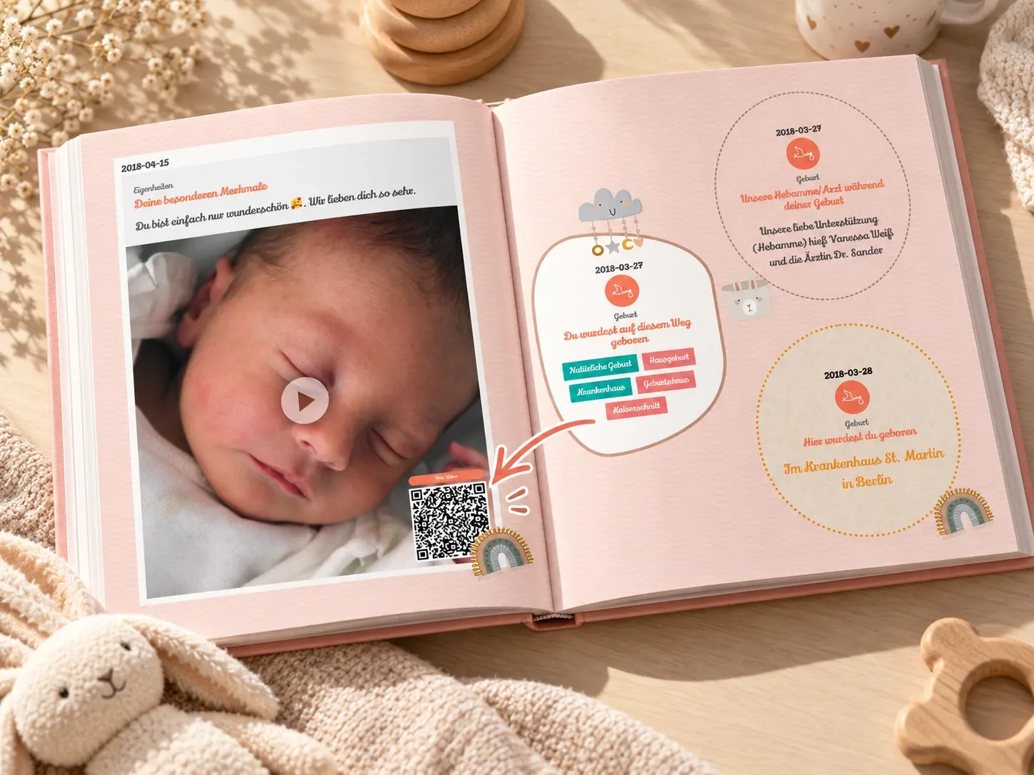 Aufgeschlagenes Juno Baby-Erinnerungsbuch mit Video-Vorschaubild und QR-Code zum Abspielen